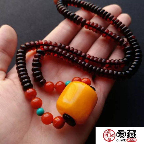 为什么蜜蜡会变色？还会变老？