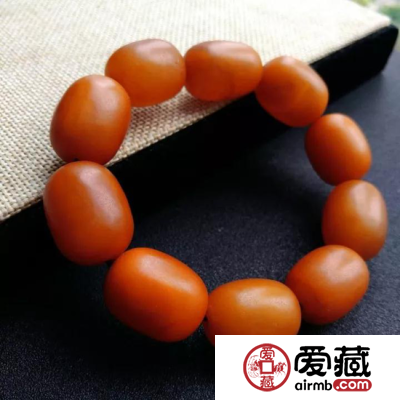 为什么蜜蜡会变色？还会变老？