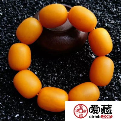 为什么蜜蜡会变色？还会变老？