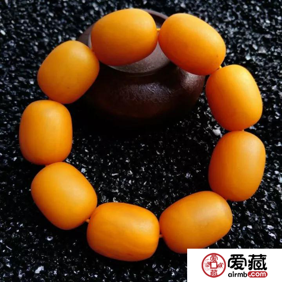 为什么蜜蜡会变色？还会变老？