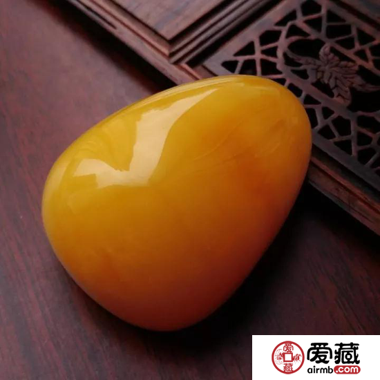 为什么蜜蜡会变色？还会变老？