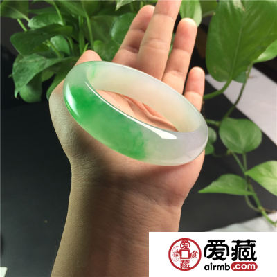 影响冰糯种翡翠多少钱的原因有哪些呢?