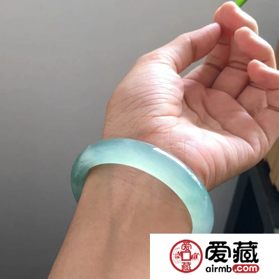 国外旅游买翡翠比国内便宜吗?