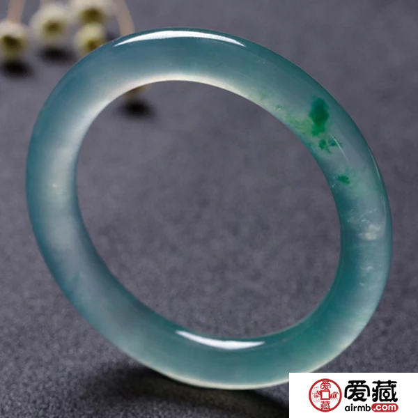 不同年龄的女性应该佩戴什么样的手镯?