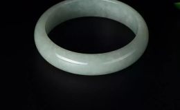 翡翠手镯戴哪只手比较好?右手可以吗?