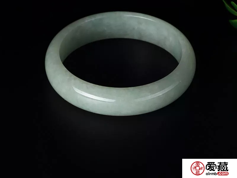 翡翠手鐲戴哪只手比較好?右手可以嗎?