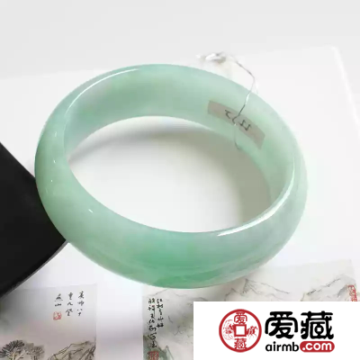 很多朋友佩戴翡翠首饰，却不知道翡翠有哪些功效