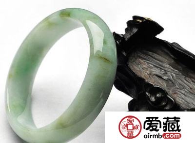 怎样正确对待翡翠玉件上的玉纹和裂纹？