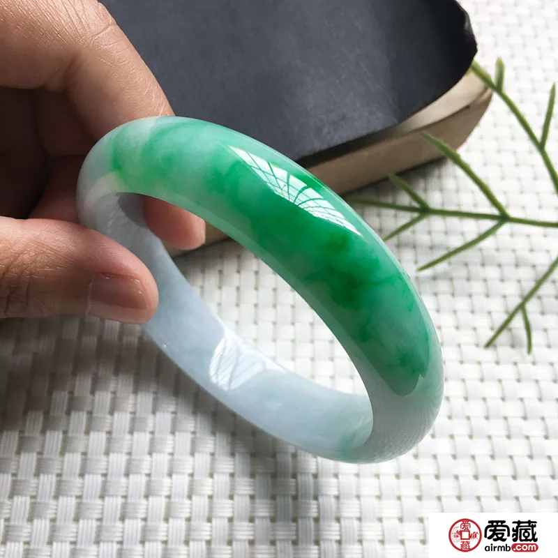 越來越多的翡翠首飾中，我們應該怎么辨別翡翠真假