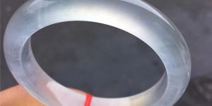 玻璃种翡翠多少钱，购买时候如何才能防止被坑?