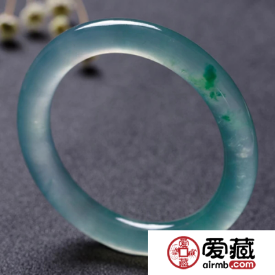 玻璃种翡翠价格贵吗，由哪些方面决定?