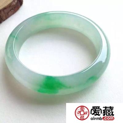 如何快速选择翡翠手镯？