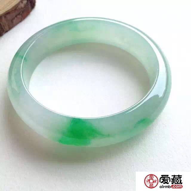 如何快速選擇翡翠手鐲？