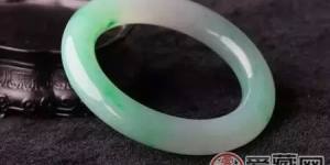 翡翠玉手镯应该怎么戴