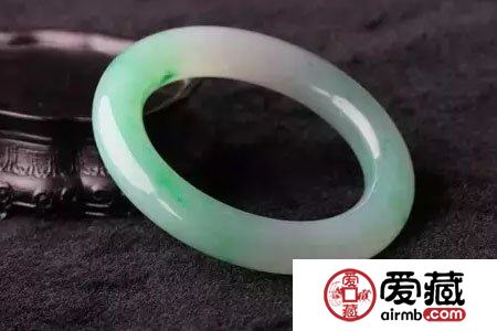 翡翠玉手鐲應(yīng)該怎么戴