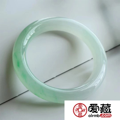 旅游景点卖的冰种翡翠价格贵吗 如何判断?