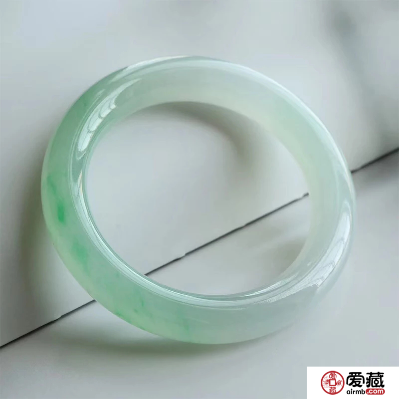 旅游景點(diǎn)賣(mài)的冰種翡翠價(jià)格貴嗎 如何判斷?