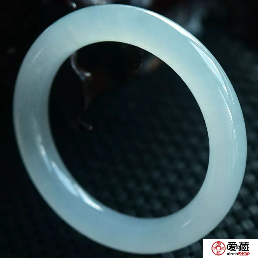 翡翠手鐲，怎樣學(xué)會(huì)辨別它的真假