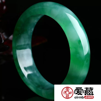 翡翠手镯价格，是根据什么去定价的