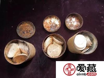 美夫妇遛狗时发现一罐金币，竟是百年前劫匪所藏！
