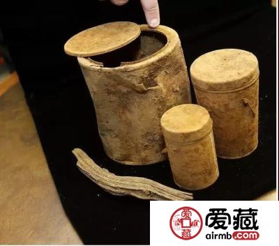 美夫妇遛狗时发现一罐金币，竟是百年前劫匪所藏！