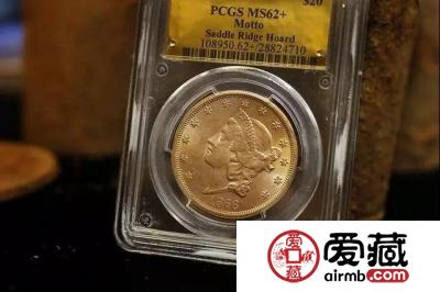 美夫妇遛狗时发现一罐金币，竟是百年前劫匪所藏！