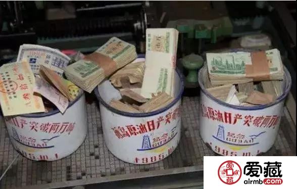 乡村老人收藏三罐子钱币和粮票，大约三千张，银行：一文不值