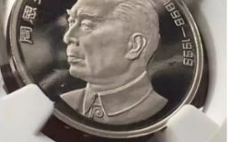 纪念币上的头像为什么多是侧脸？