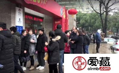 一次排队收益1500元！现场兑换冲击下，70周年纪念钞价格又涨了！
