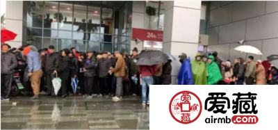 一次排队收益1500元！现场兑换冲击下，70周年纪念钞价格又涨了！