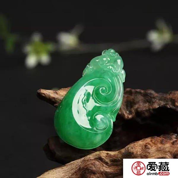 豆种翡翠价格适中且色彩美丽，非常适合翡翠入门小白！