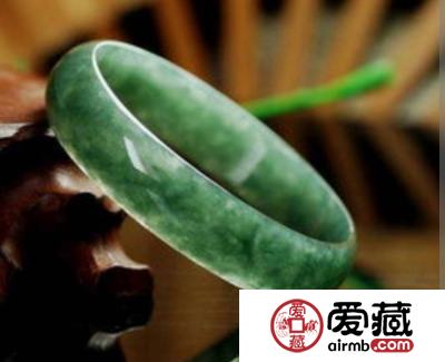 豆种翡翠价格适中且色彩美丽，非常适合翡翠入门小白！