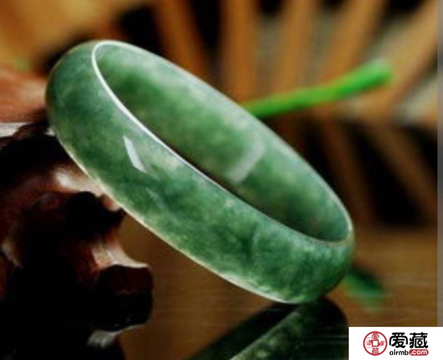 豆种翡翠价格适中且色彩美丽，非常适合翡翠入门小白！