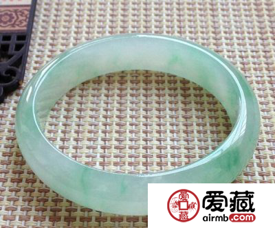 你知道翡翠手镯有多少种吗？每种的意义是什么？