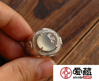 购买冰种翡翠戒指的方法，冰种翡翠戒指的合适哪些人佩戴