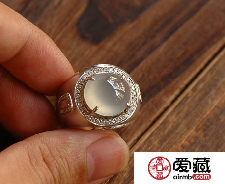 购买冰种翡翠戒指的方法，冰种翡翠戒指的合适哪些人佩戴