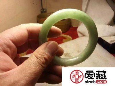 挑选女性翡翠手镯要看哪些，挑选翡翠手镯的学问