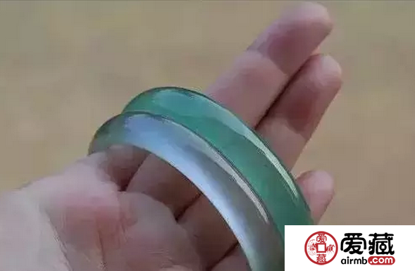 影响翡翠手镯价格的因素