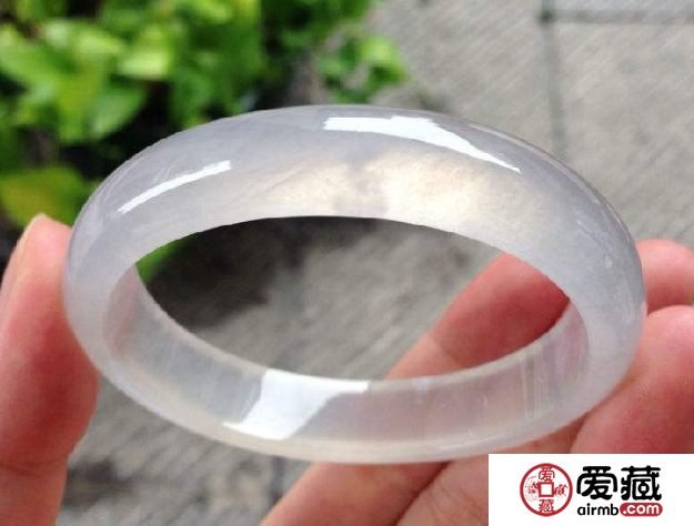 白冰翡翠手镯的价格贵吗 如何去挑选购买