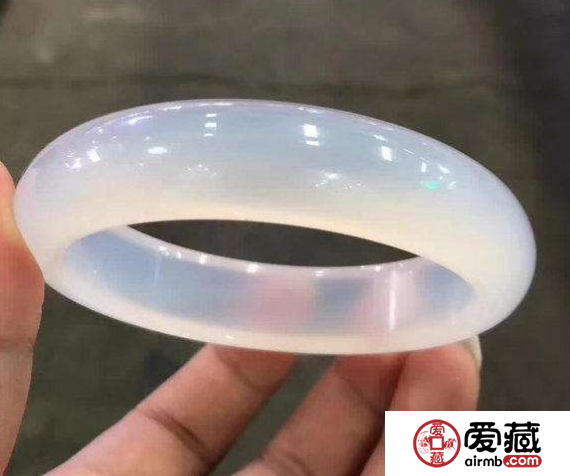 白冰翡翠手镯的价格贵吗 如何去挑选购买