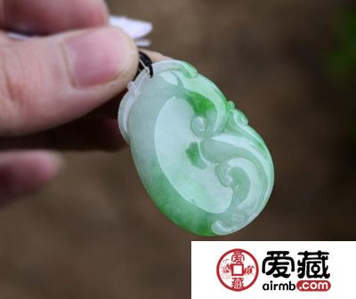 白底青翡翠价格如何 白底青翡翠值不值得购买