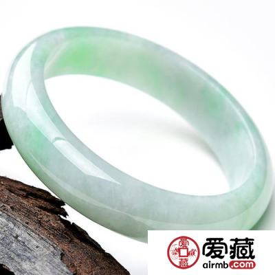 白底青翡翠手镯的价格贵吗 购买白底青翡翠手镯的注意事项
