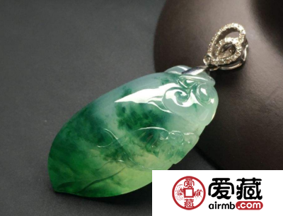 冰种飘花翡翠的价格贵吗 如何挑选好的飘花翡翠饰品