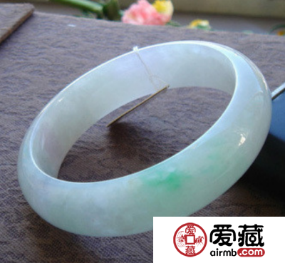 如何选购春带彩翡翠手镯 手镯选购技巧