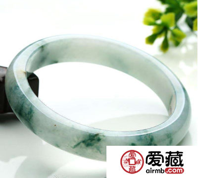 从哪些方面来判断翡翠手镯的价值