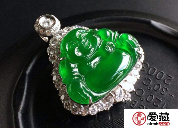 如何鉴定帝王绿翡翠 帝王绿翡翠的价值