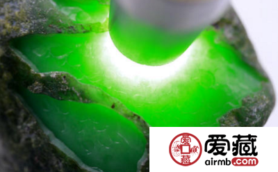 如何选购帝王绿翡翠原石 帝王绿翡翠原石真假鉴别方法
