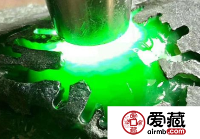 如何选购帝王绿翡翠原石 帝王绿翡翠原石真假鉴别方法