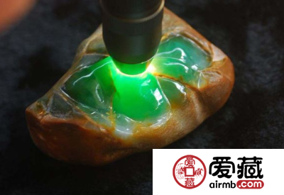 赌石：花800元买块原石 切开是值2万翡翠