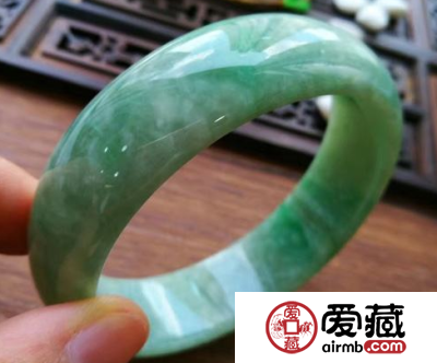 豆绿翡翠手镯的价格怎么样 影响它价格的因素有哪些